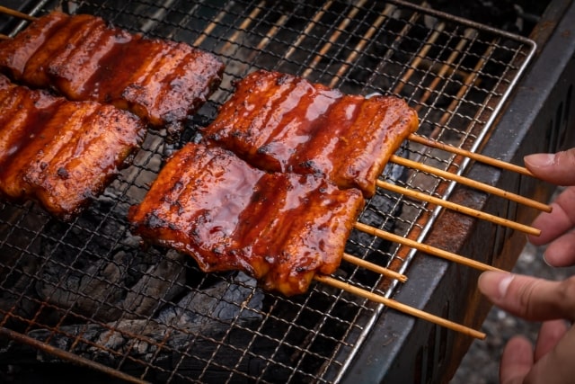 炭火で焼いているうなぎの画像